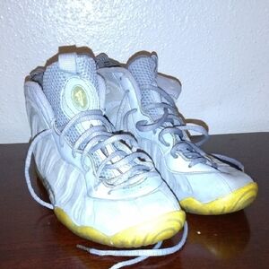 Nike Kids Sneakers in Gray and Yellow